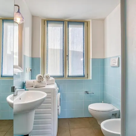Apartment 2 Bedroom Lovely In Puegnago Sul Garda *