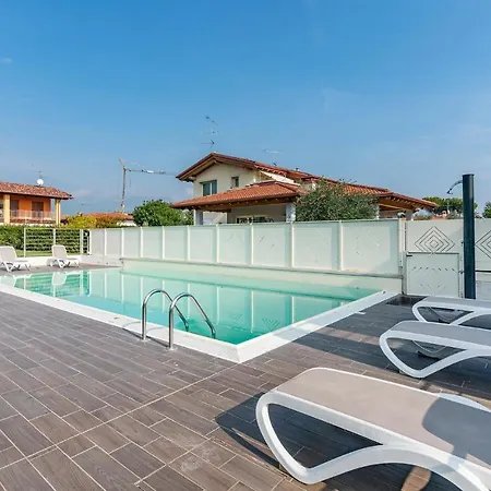 2 Bedroom Lovely In Puegnago Sul Garda Apartment *