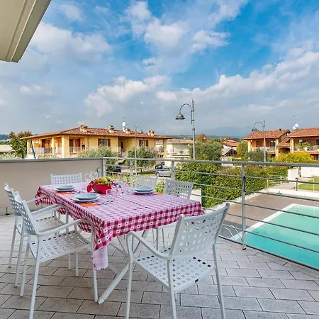 2 Bedroom Lovely In Puegnago Sul Garda Apartment *